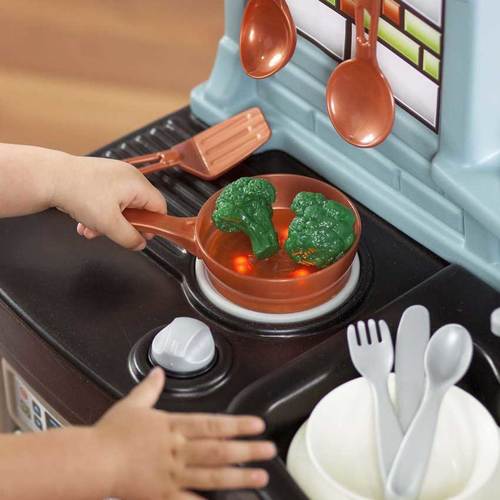 Детская кухня STEP2 Поварёнок (фото, Интерактивная плита светится и издает звуки готовки)